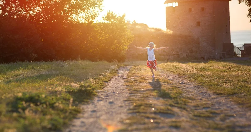 Activité nature 3-5 ans : court, sensoriel, et surtout pas ambitieux